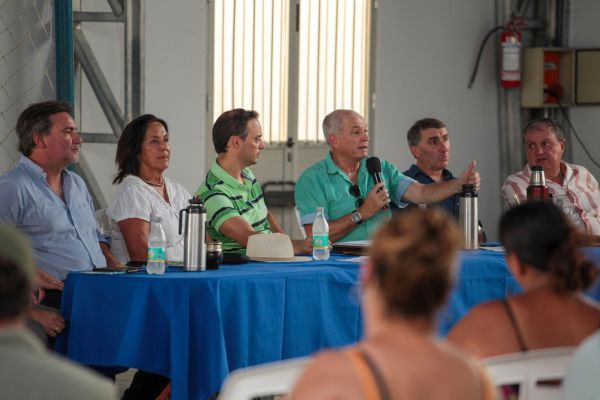 Anuncios de nuevos planes de viviendas en Campana y Barker departamento de Colonia